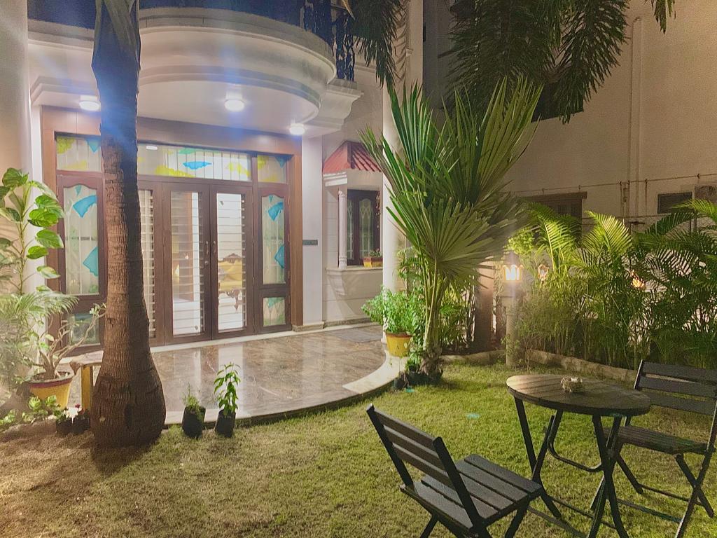 Landscaped entrance garden of the Maninagar bungalow